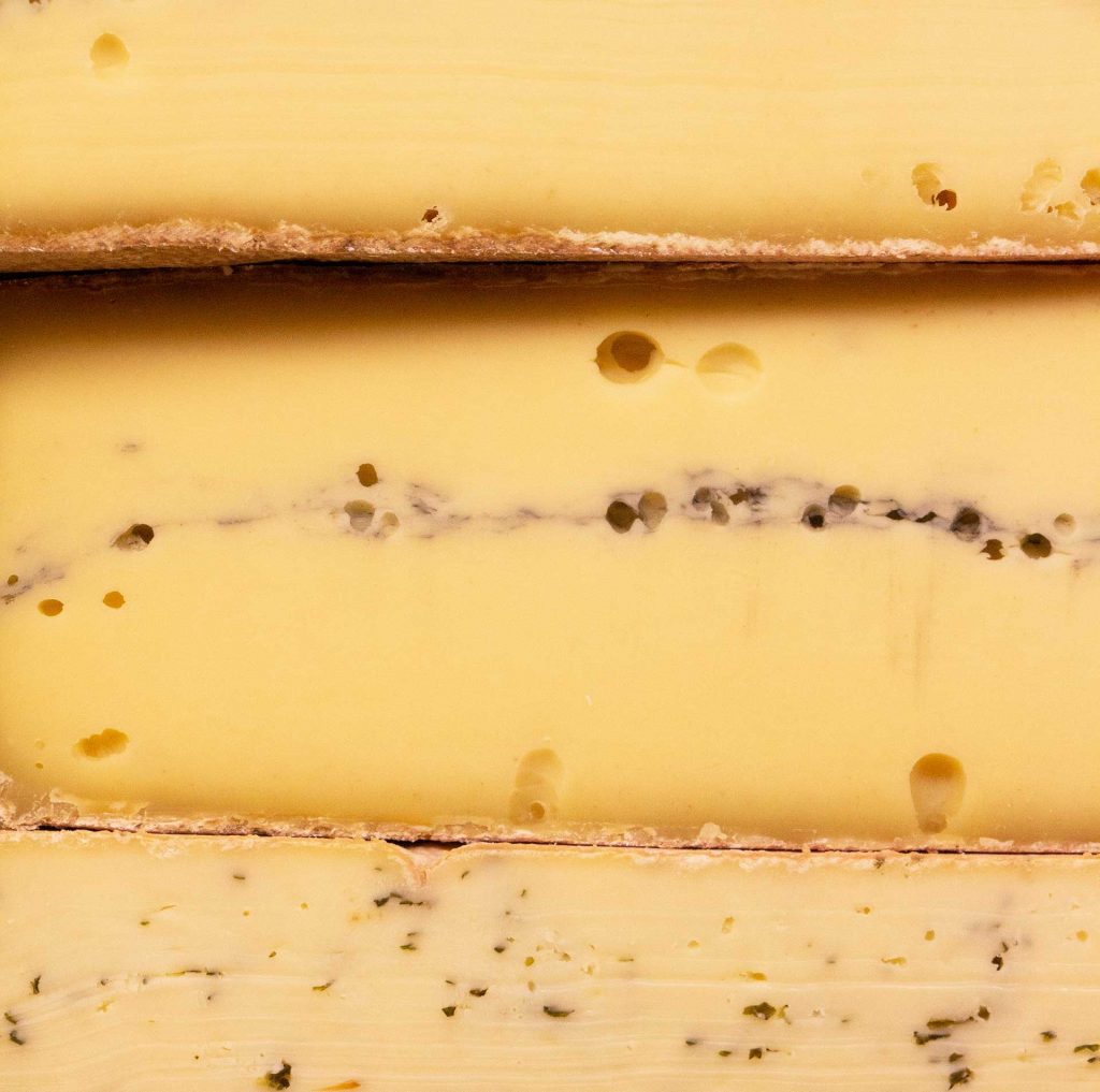 Photo du fromage à raclette à emporter ou à déguster dans notre fromagerie à Marseille.